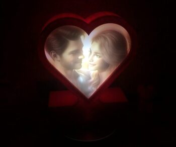 מנורת לילה עם תמונה - לב אוהב דולק